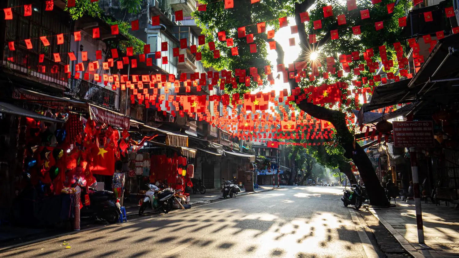 Hà Nội cổ kính trong sắc đỏ rộn ràng lễ hội